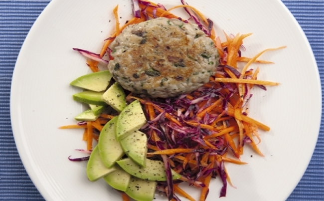 Hamburguesa de bonito con ensalada de col